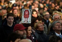 Prahoje tūkstančiai žmonių protestuoja prie&scaron; vyriausybę	