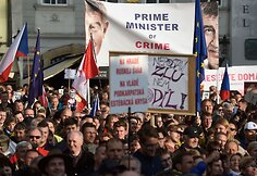 Prahoje tūkstančiai žmonių protestuoja prie&scaron; vyriausybę	