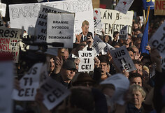 Prahoje tūkstančiai žmonių protestuoja prie&scaron; vyriausybę	