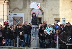 Prahoje tūkstančiai žmonių protestuoja prie&scaron; vyriausybę	