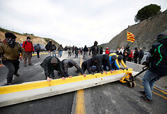 Katalonų separatistai užblokavo Ispaniją ir Prancūziją jungiančius greitkelius