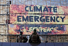 Klimato aktyvistai prie&scaron; ES lyderių susitikimą įkopė į naują Bendrijos būstinės pastatą