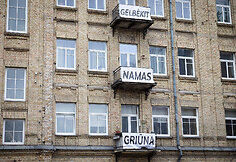 Užra&scaron;as ant namo Aludarių gatvėje