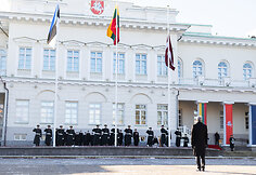 Baltijos valstybių vėliavų pakėlimo ceremonija Simono Daukanto aikštėje