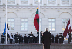 Baltijos valstybių vėliavų pakėlimo ceremonija Simono Daukanto aikštėje