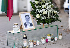 Prie JAV ambasados Vilniuje vyko atminimo renginys, skirtas pagerbti  Charlie Kirk atminimą