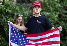 Prie JAV ambasados Vilniuje vyko atminimo renginys, skirtas pagerbti  Charlie Kirk atminimą