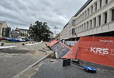 Stiprus vėjas Vilniuje varto daiktus