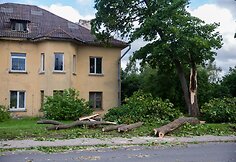 Stiprus vėjas Vilniuje varto daiktus