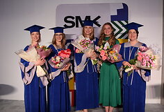 Socialinių mokslų kolegijos (SMK) Kauno filialo studijų programos vadovė Alma Zažeckienė diplomų įteikimo &scaron;ventės metu
