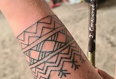 Jono kelionė pas seniausią tatuiruočių meistrę Filipinuose