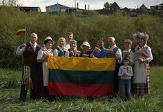Bernardas Razgus (pirmas i&scaron; kairės) su kitais lietuvių bendrijos nariais. 