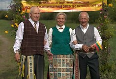Joninės. Bernardas Razgus (pirmas i&scaron; kairės) su Svetlana Apolenis-Korytova ir Petru Ruliu