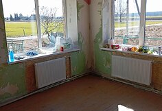 Roberta  su broliu savo tėvams įrengė namus