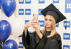 Akimirka i&scaron; ISM studijų baigimo ceremonijos
