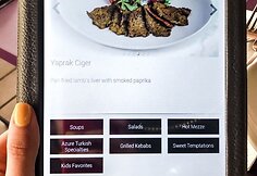 Vietoj meniu naudojami planšetiniai kompiuteriai, o aptarnavimas viešbučio restoranuose prilygsta aukščiausios klasės pasauliniuose restoranuose.