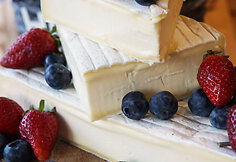 TOP 5 vyno ir sūrio deriniai Valentino dienai iš „Masters of Cheese“