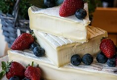 TOP 5 vyno ir sūrio deriniai Valentino dienai iš „Masters of Cheese“