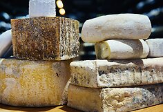 TOP 5 vyno ir sūrio deriniai Valentino dienai iš „Masters of Cheese“