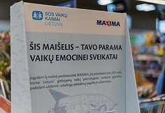 &bdquo;Maximose&ldquo; &ndash; i&scaron;skirtinė prekė: Algio Kri&scaron;čiūno pie&scaron;iniu dekoruoti pirkinių mai&scaron;eliai ne&scaron;a socialinę žinutę