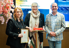 „EASE baldai“ dizainerė Eglė Narušienė pasveikino architektus Ievą Prunskaitę ir Roką Puziną, lai-mėjusius nominacijoje „Geriausias valgomojo projektas“