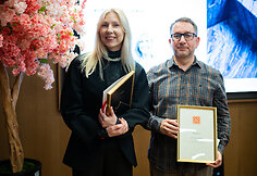 „TECE Baltikum“ direktorius Regimantas Mikučionis apdovanojo architektę Kristiną Pundę, laimėjusią nominacijoje „Unikali interjero detalė“