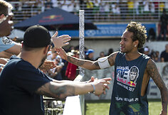 Neymar Junior sveikinasi su žiūrovais