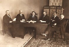 Pirmoji Lietuvos Respublikos Vyriausybė Ministro Pirmininko Augustino Voldemaro darbo kabinete.Vilnius, 1918 m. 