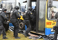 Lietuvos policijos antiteroristinių operacijų rinktinės &bdquo;Aras&ldquo; pratybos su senu autobusu