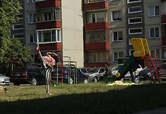 &Scaron;iuolaikinio cirko festivalis &bdquo;Cirkuliacija&ldquo; Kaune. Pasirodymas Partizanų g. 208 namo balkonams. 