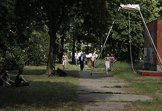 &Scaron;iuolaikinio cirko festivalis &bdquo;Cirkuliacija&ldquo; Kaune. Pasirodymas Partizanų g. 208 namo balkonams. 