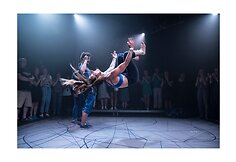&Scaron;iuolaikinio cirko festivalis &bdquo;Cirkuliacija&ldquo; Kaune. Barely Methodical Troupe &bdquo;SHIFT&ldquo;