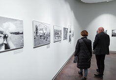 Pauliaus Lileikio fotografijų parodos &bdquo;Fotoamnestija 1988&ndash;1999&ldquo; atidarymas &Scaron;iaulių &bdquo;Au&scaron;ros&ldquo; muziejuje