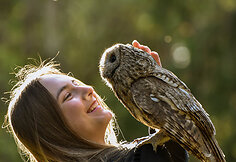 Gilmė ir jos tėtis Giedrius rūpinasi pelėdžiuku