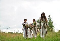 Merginos pradeda rinkti žolynus vainikui