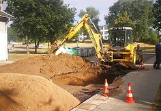 Po vandentiekio avarijos Jonavoje atsivėrė smegduobė 