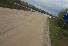 Kelias, jungiantis Tadaravos kaimą su Medinių Strėvininkų gyvenviete.