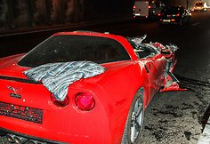 Vilniuje "Corvette" rėžėsi į sunkvežimį.