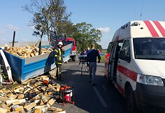 Malkas vežęs sunkvežimis rėžėsi į medį