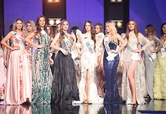 Julija Krekšina konkurso metu (antra iš kairės)
