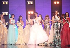 Julija Krekšina konkurso metu (antra iš dešinės)