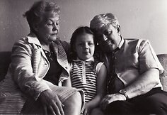Ona ir Donatas Banioniai su anūke Inga. Panevėžys, 1987
