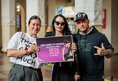 Tarptautinio erotikos festivalio &bdquo;Eros 2025&ldquo; ambasadorė Vykinta Katunskytė su Andy ir Katrin Gajndr