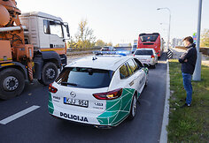 Pilaitės pr. susidūrė autobusas ir Opel