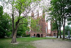 Skveras Vilniaus Senamiestyje prie&scaron;ais &Scaron;v. Onos bažnyčią