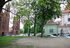 Skveras Vilniaus Senamiestyje prie&scaron;ais &Scaron;v. Onos bažnyčią