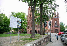 Skveras Vilniaus Senamiestyje prie&scaron;ais &Scaron;v. Onos bažnyčią