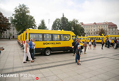 Katedros aikštėje dalyvavo mokyklinių autobusiukų perdavimo savivaldybėms ceremonijoje
