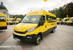 Katedros aikštėje dalyvavo mokyklinių autobusiukų perdavimo savivaldybėms ceremonijoje
