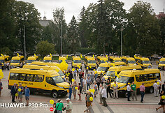 Katedros aikštėje dalyvavo mokyklinių autobusiukų perdavimo savivaldybėms ceremonijoje